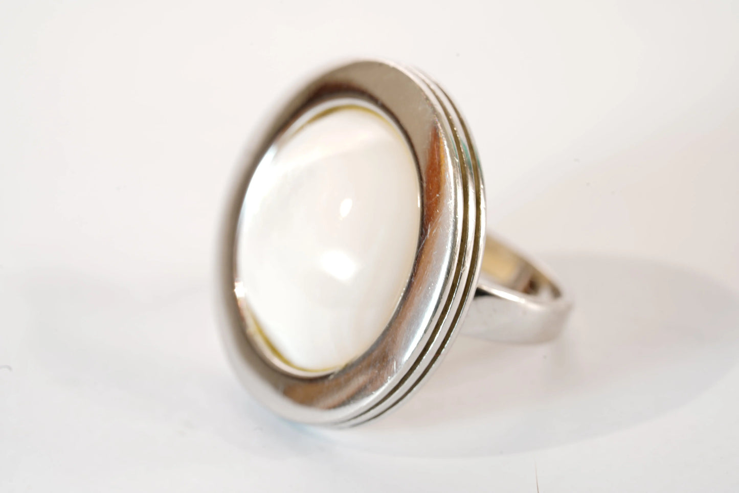 Bague ronde avec pierre de Nacre blanche Ma boutique