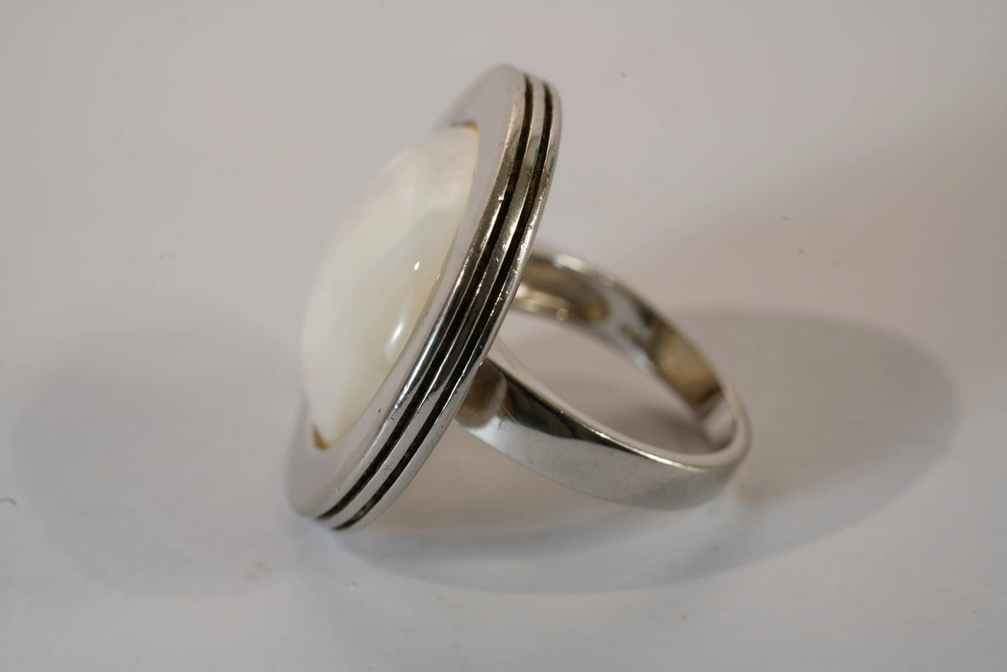 Bague ronde avec pierre de Nacre blanche Ma boutique