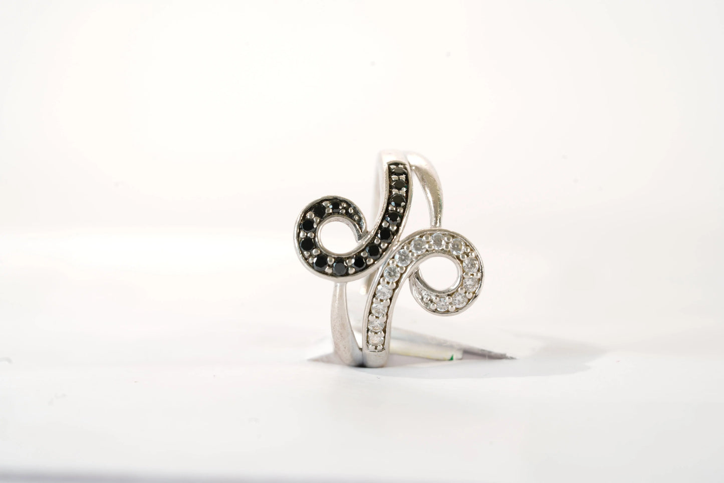 Bague motif avec pierres de Zirconium blanches et noires Ma boutique