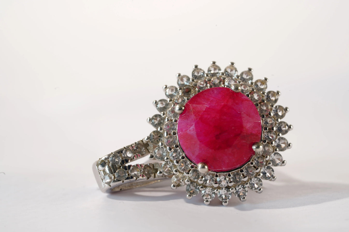 Pendentif avec Rubis entouré de pierres de Zirconium Ma boutique