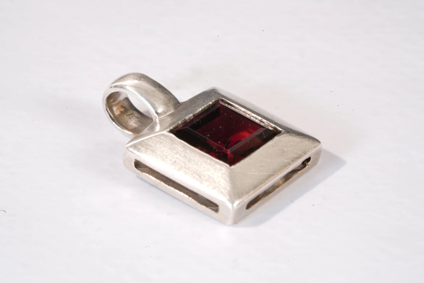 Pendentif carré en Argent avec pierre de Grenat Ma boutique