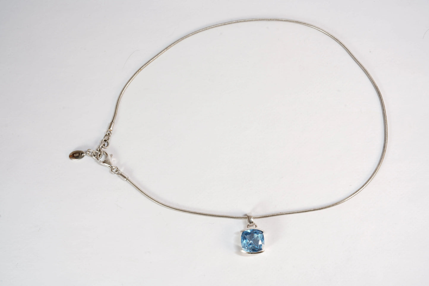 Collier en Argent avec pendentif indépendant avec pierre Bleue style Topaze et chaîne maille serpent Ma boutique