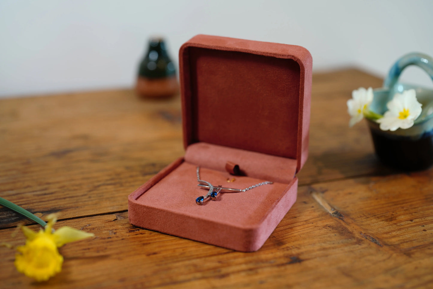 Boîte à Boucles d'oreilles/Collier/Bracelet aspect suédine couleur terracotta Max & Lucie