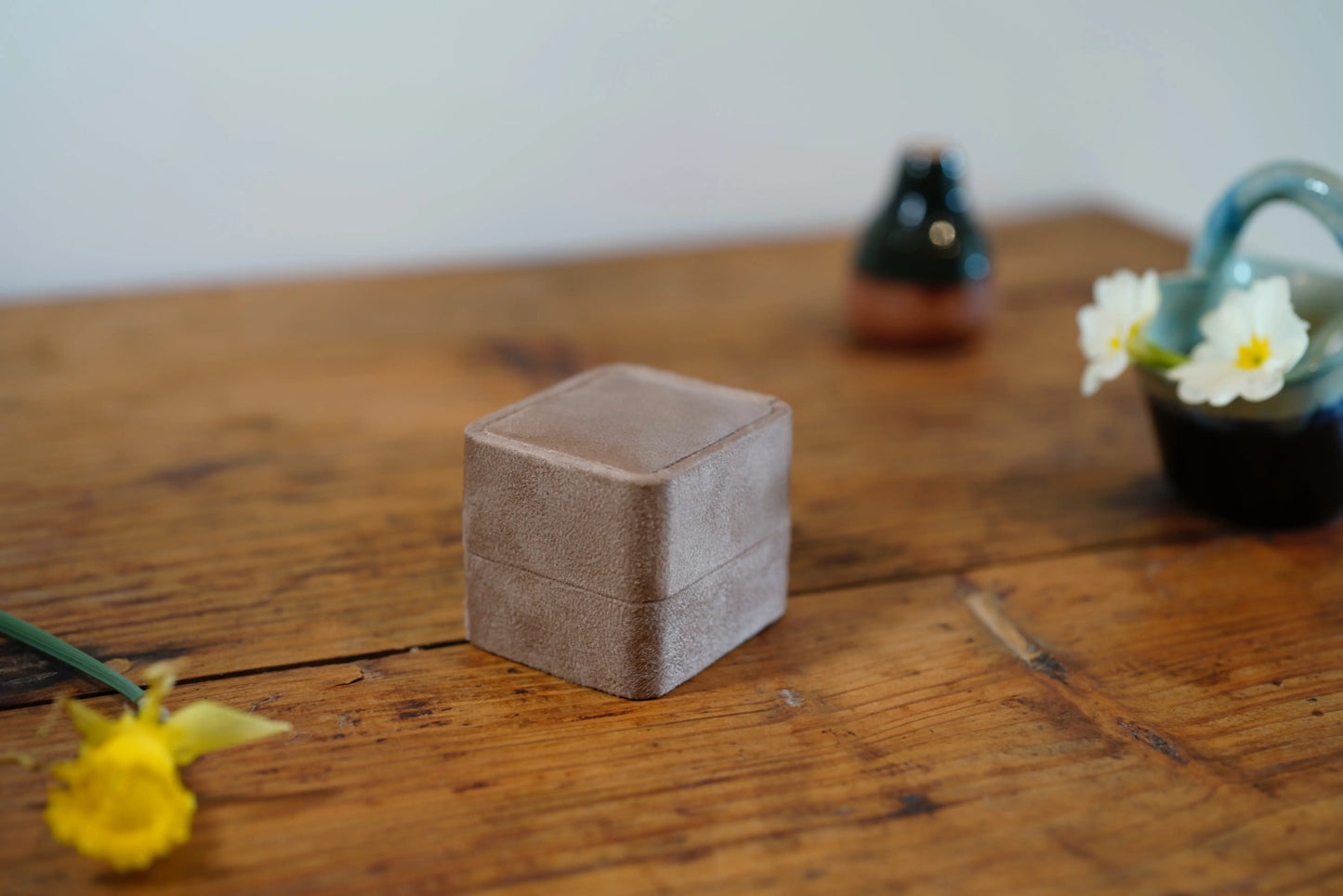 Boîtes à Bague aspect suédine couleur taupe Max & Lucie