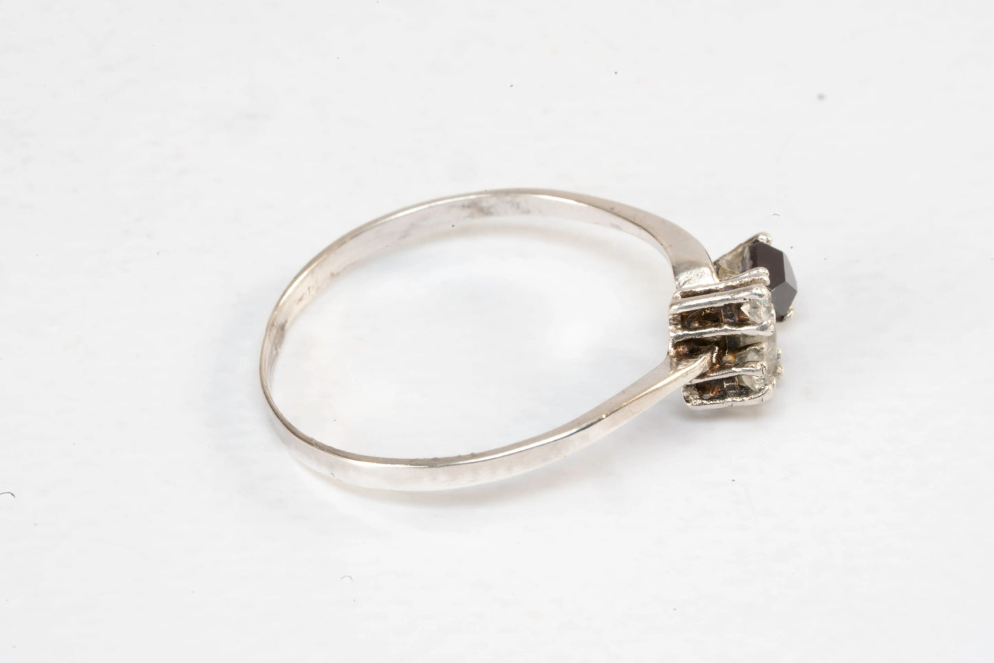 Bague en Argent sertie d'un Saphir et pierres de Zirconium Ma boutique