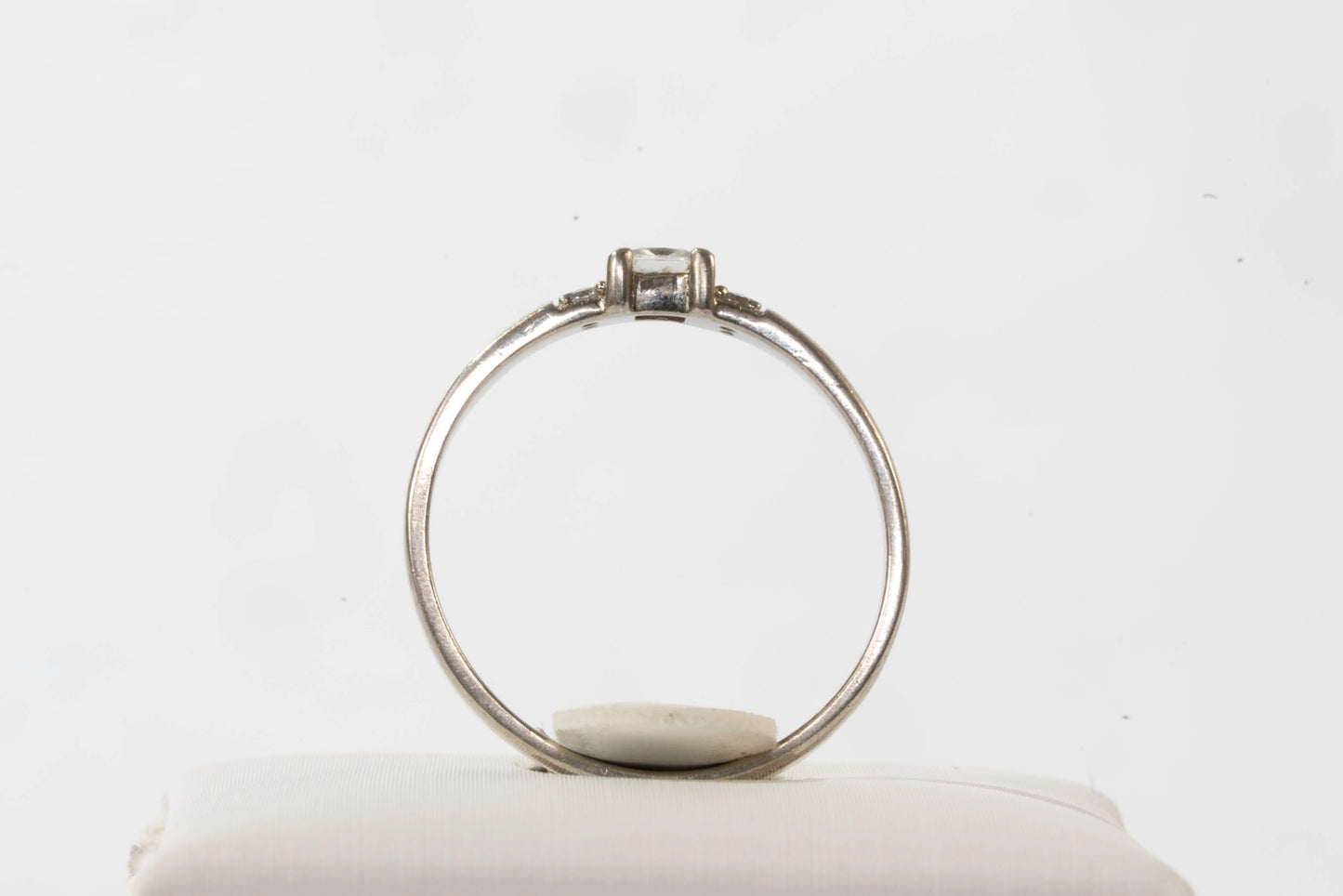 Bague en Argent et émail beige entourant l'anneau surmontée d'une pierre de Zirconium Ma boutique