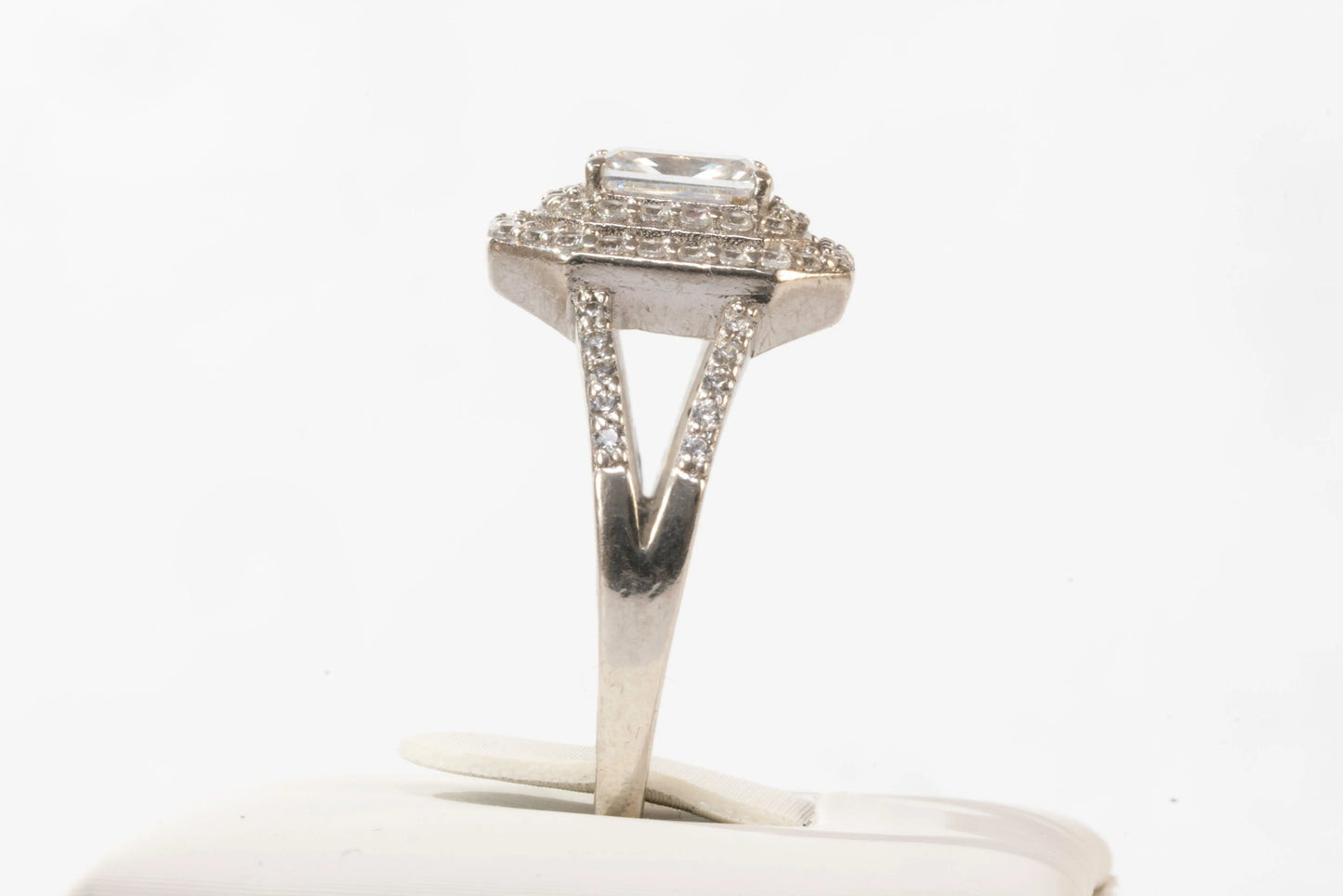 Bague en Argent avec pierre de Zirconium rectangulaire et petites pierres autour et le long de l'anneau Ma boutique