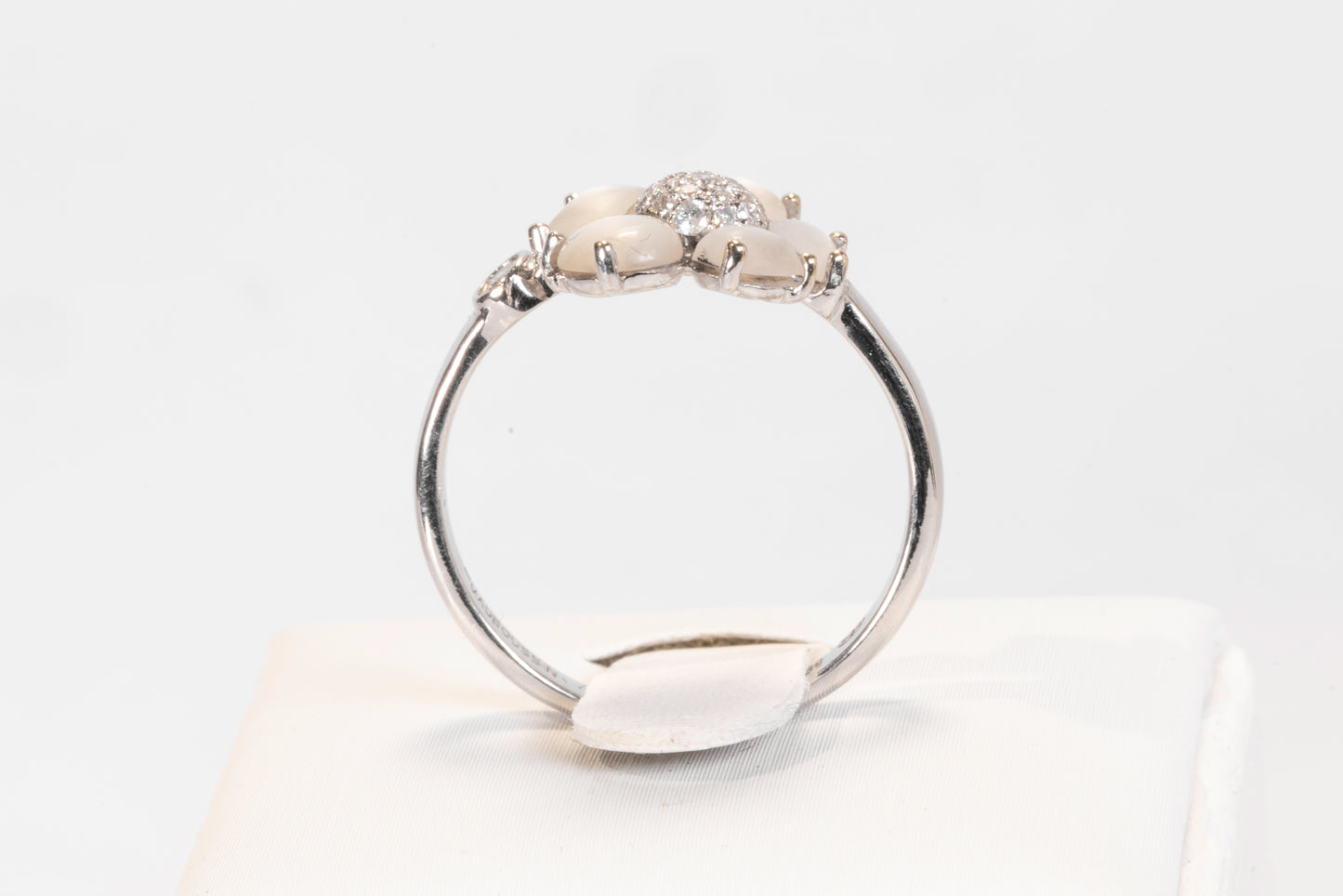 Bague Mauboussin Éternité Tendresse – Or Blanc, Nacre et Diamants