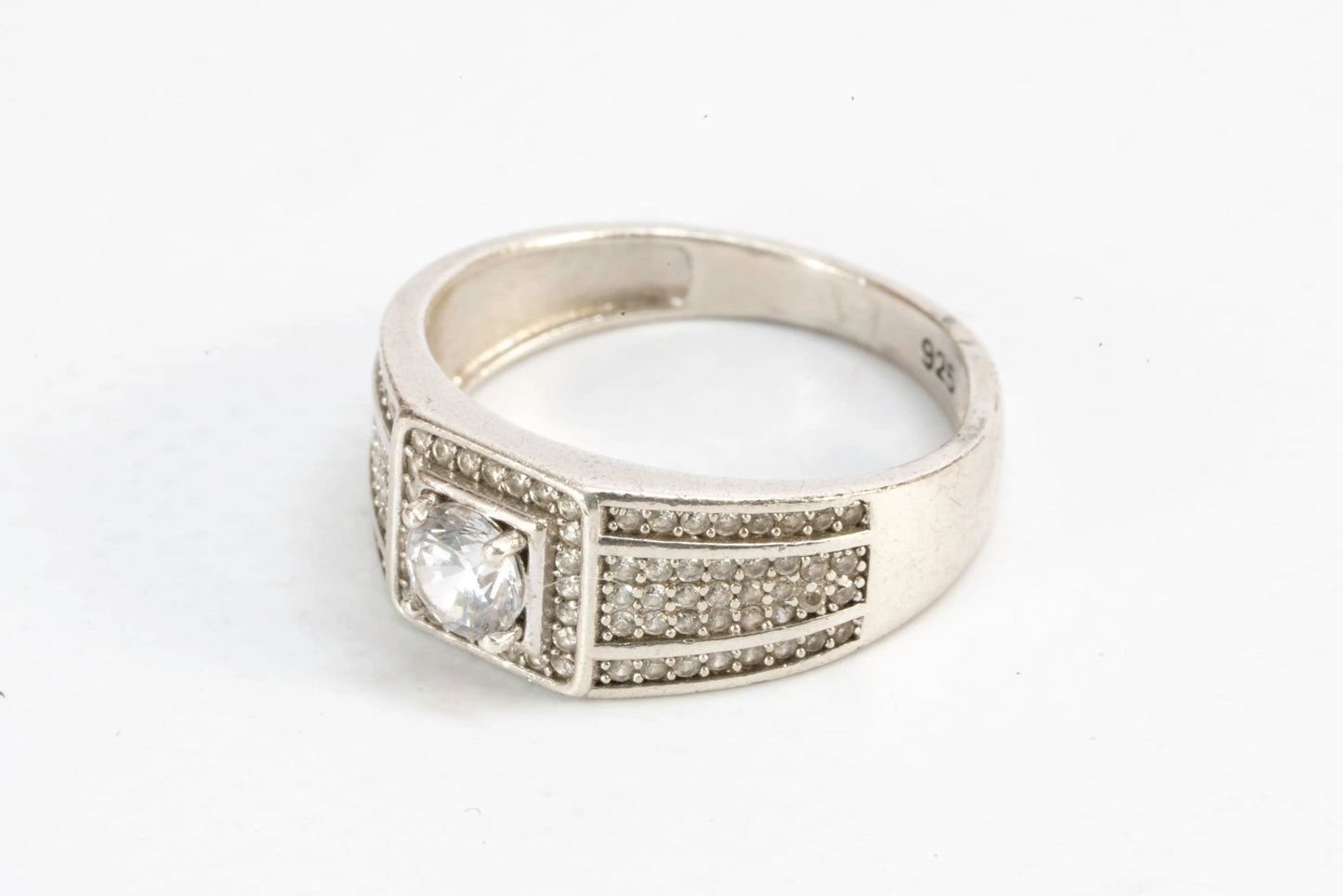 Bague en Argent avec pierre de Zirconium rectangulaire entouré de petites pierres et le long de l'anneau Ma boutique