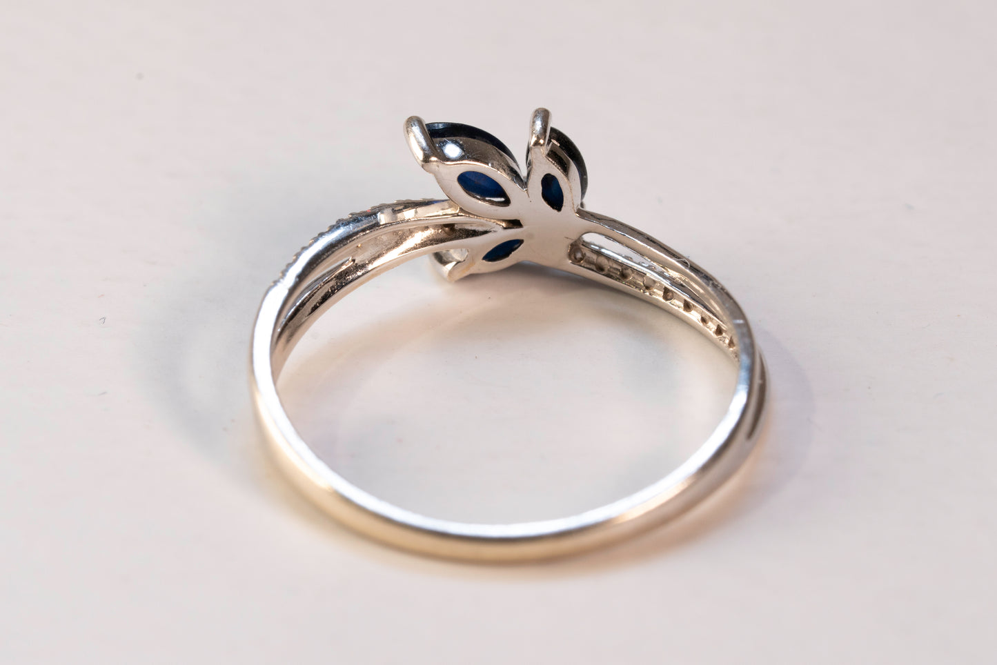 Bague Or Blanc 9K Saphirs Marquise et Oxydes de Zirconium