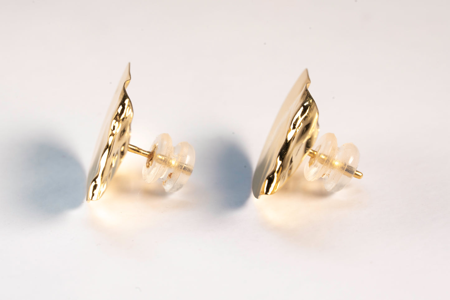 Puces d'Oreilles Sculpturales Demi-Lune en Or Texturé