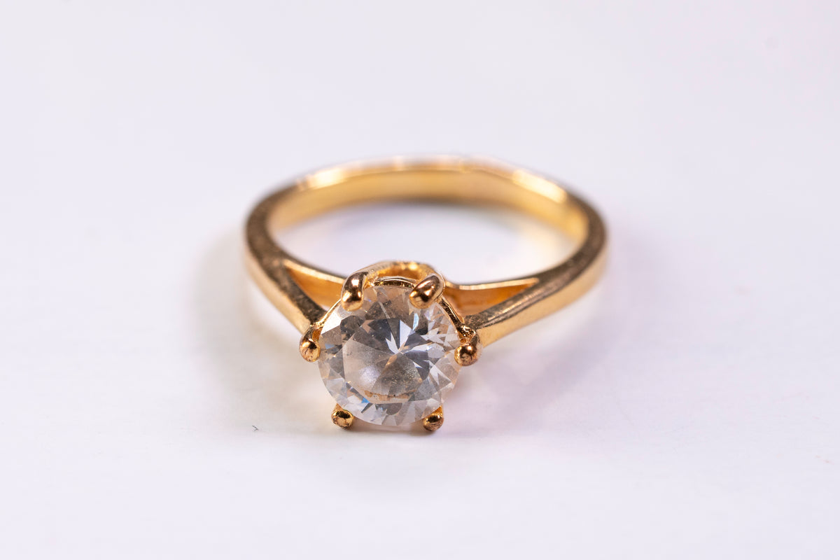Bague Solitaire en Plaqué Or Jaune et Oxyde de Zirconium sur Chaton Élevé