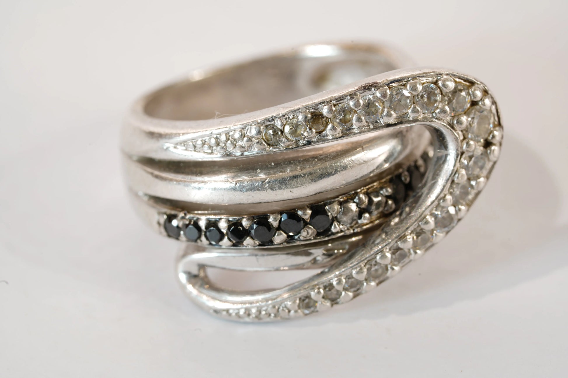 Bague motif avec pierres de Zirconium blanches et noires Ma boutique