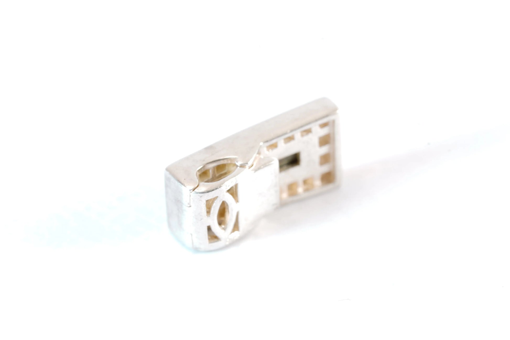 Pendentif rectangulaire avec pierre de nacre entourée de fines pierres de Zirconium Ma boutique
