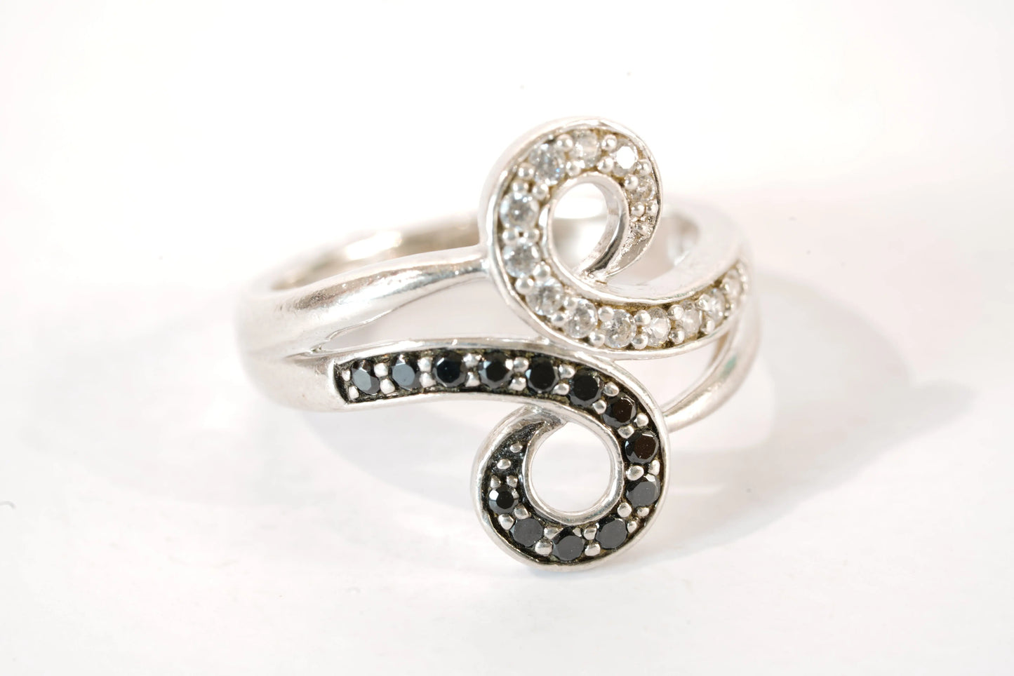 Bague motif avec pierres de Zirconium blanches et noires Ma boutique