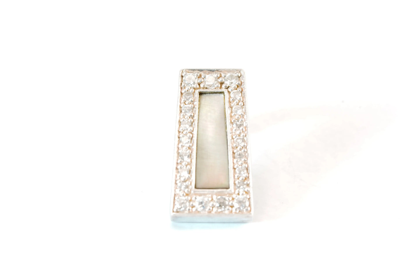 Pendentif rectangulaire avec pierre de nacre entourée de fines pierres de Zirconium Ma boutique