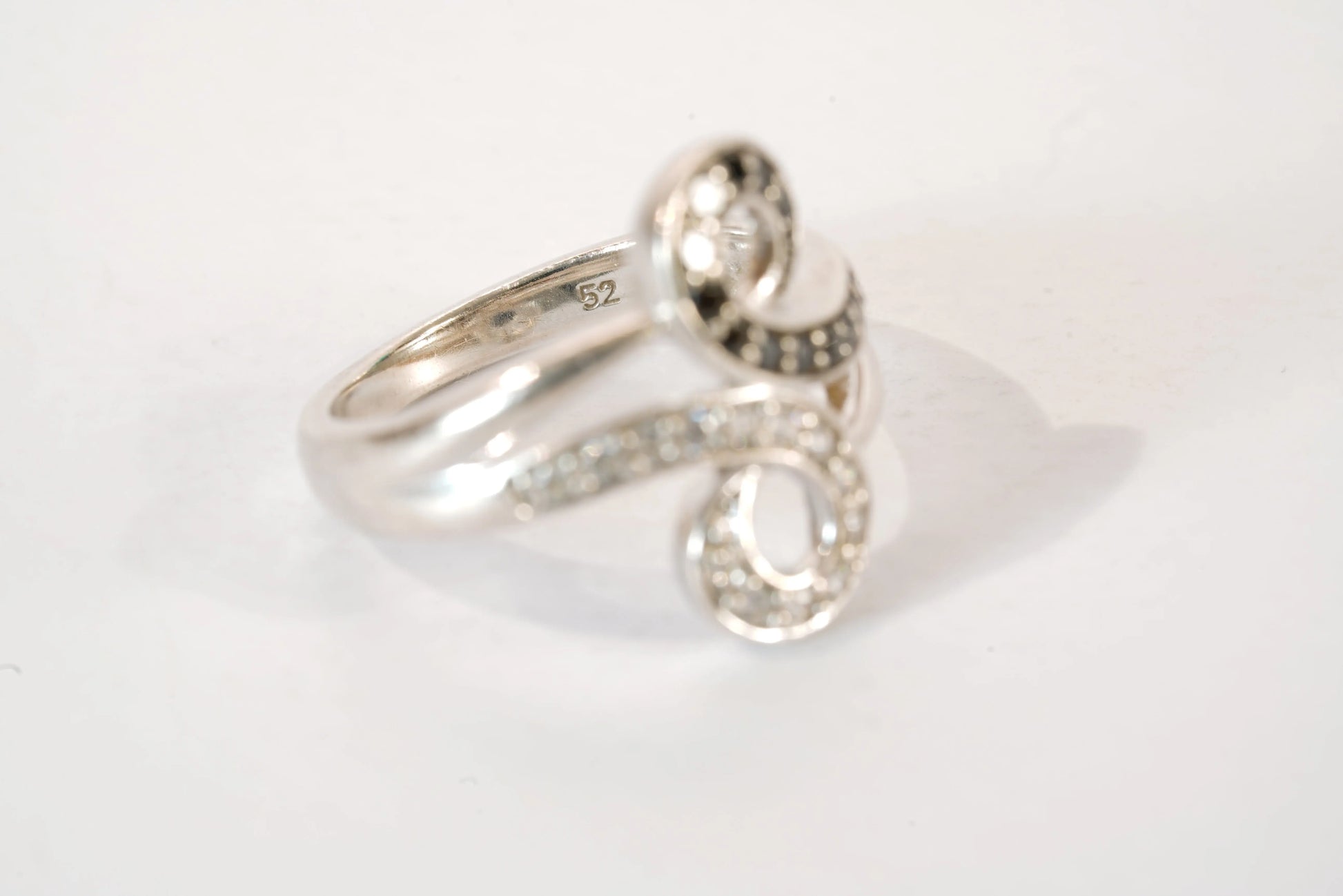 Bague motif avec pierres de Zirconium blanches et noires Ma boutique