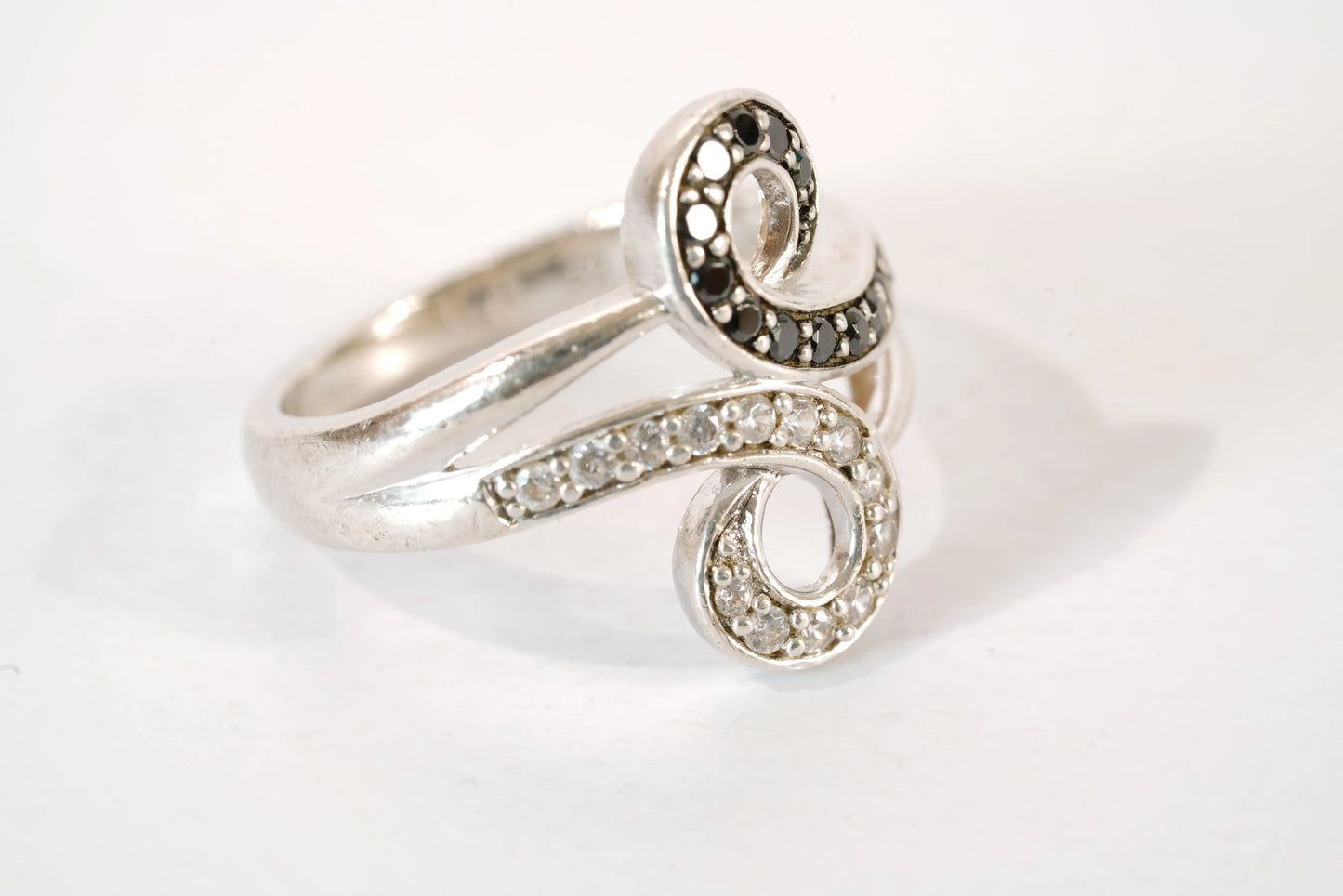 Bague motif avec pierres de Zirconium blanches et noires Ma boutique