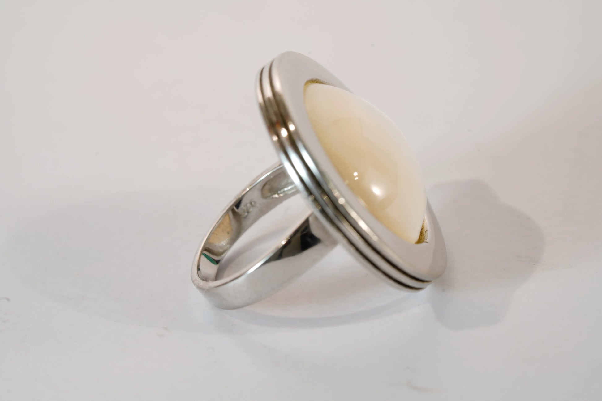 Bague ronde avec pierre de Nacre blanche Ma boutique