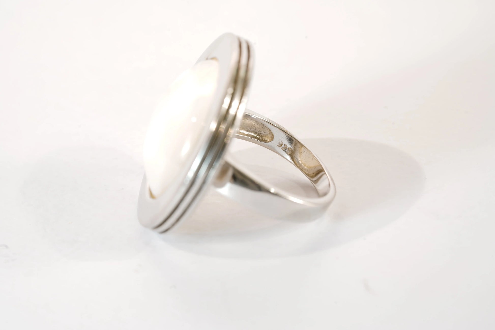 Bague ronde avec pierre de Nacre blanche Ma boutique