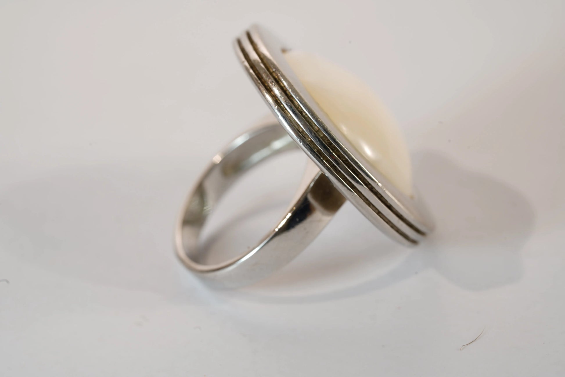 Bague ronde avec pierre de Nacre blanche Ma boutique