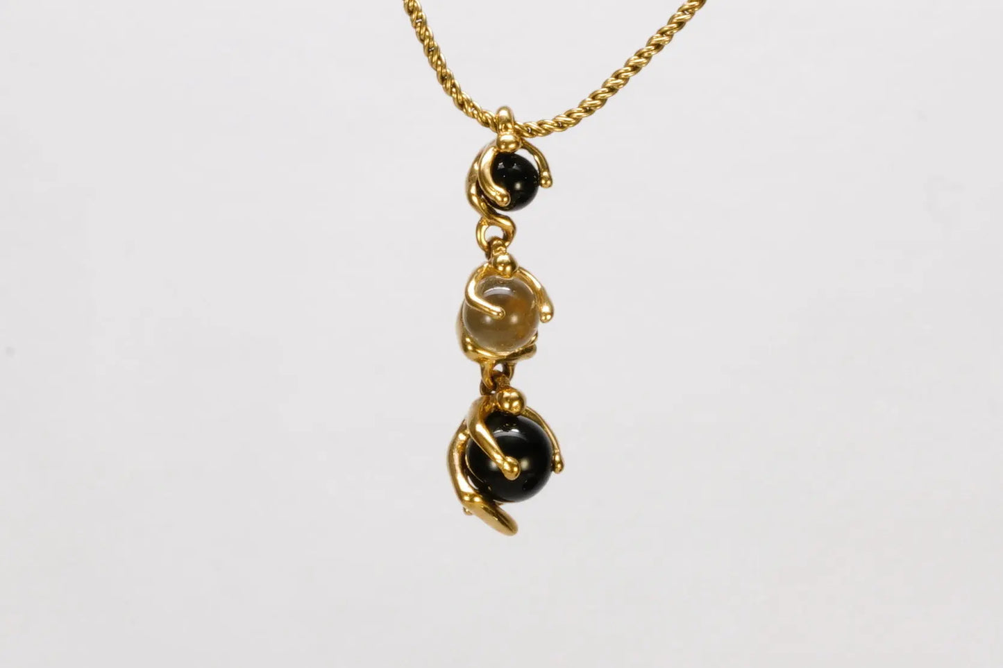 Collier JOURDAN en Plaqué Or avec pierres rondes noires et blanches Ma boutique
