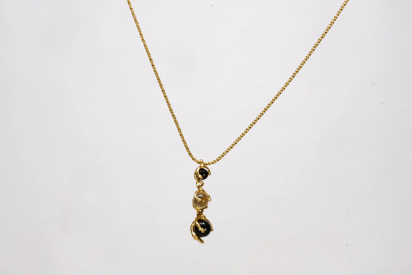 Collier JOURDAN en Plaqué Or avec pierres rondes noires et blanches Ma boutique