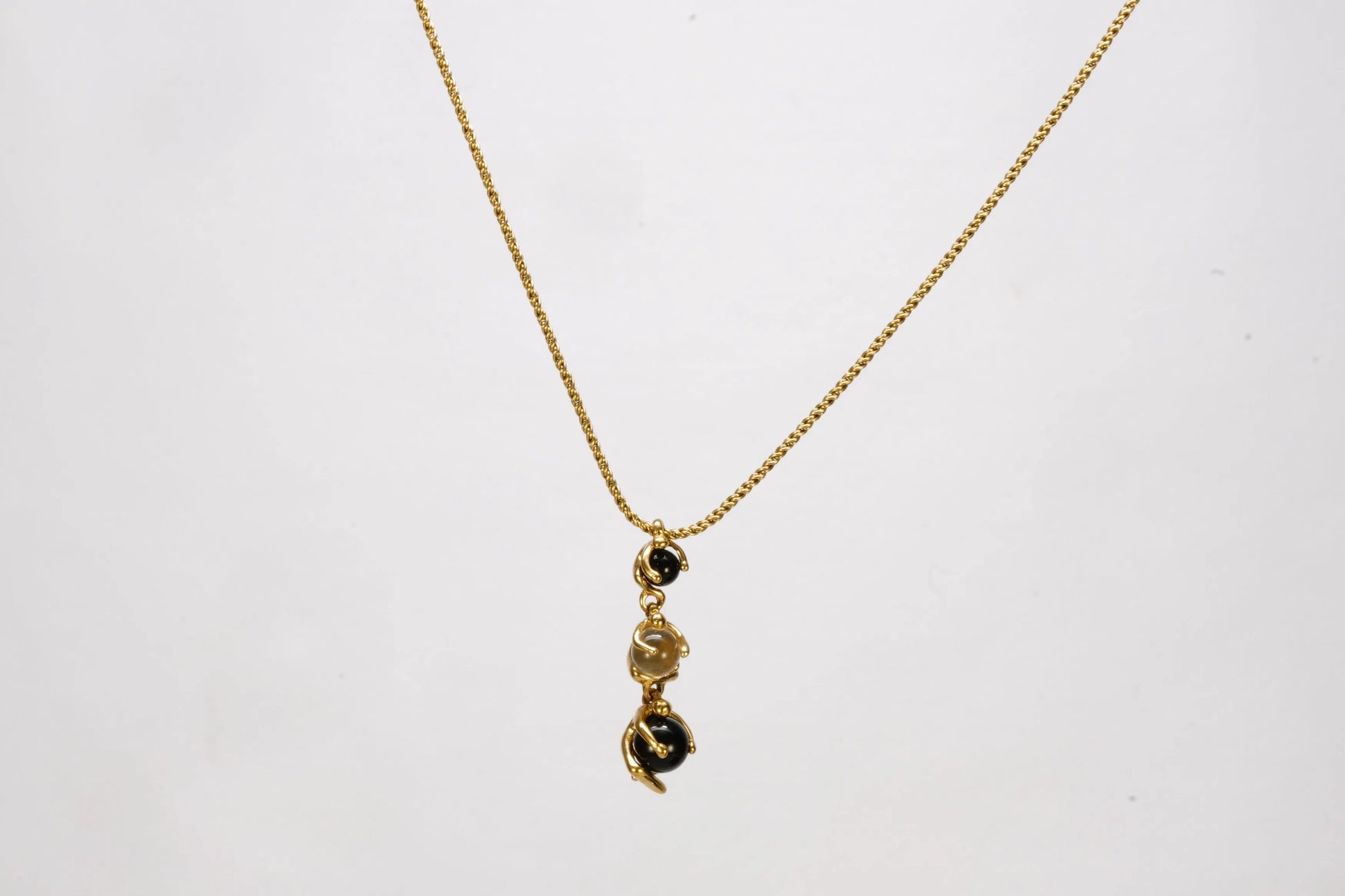 Collier JOURDAN en Plaqué Or avec pierres rondes noires et blanches Ma boutique