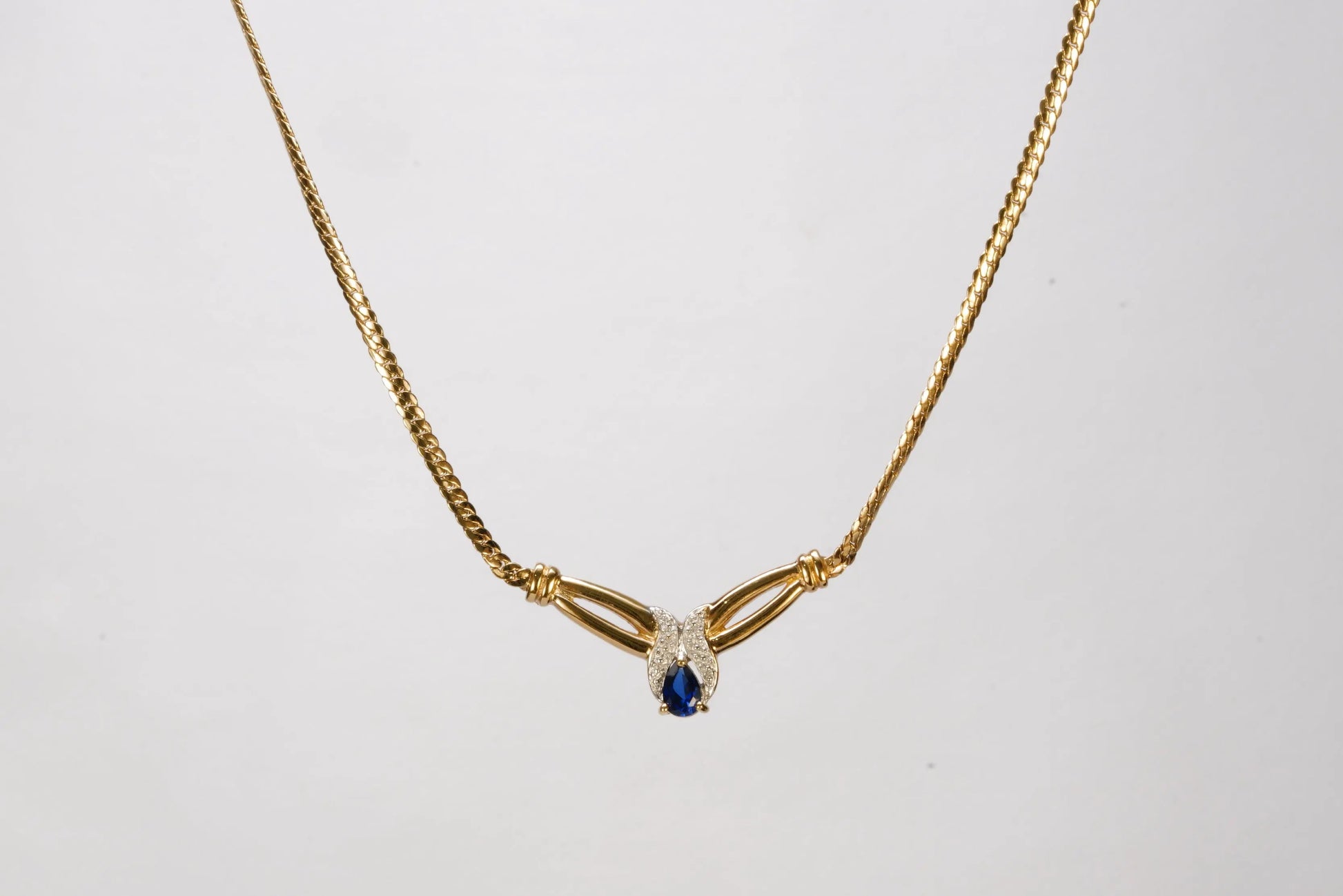 Collier Plaqueé Or maille plate avec pierre bleue imitation Saphir et pierres de Zirconium Ma boutique