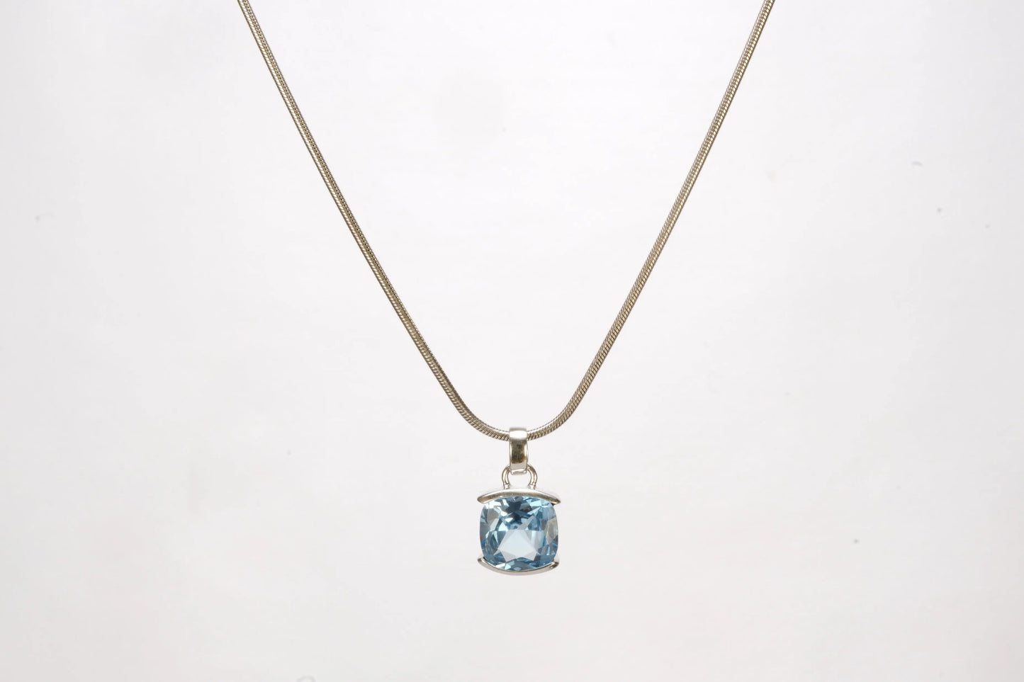Collier en Argent avec pendentif indépendant avec pierre Bleue style Topaze et chaîne maille serpent Ma boutique