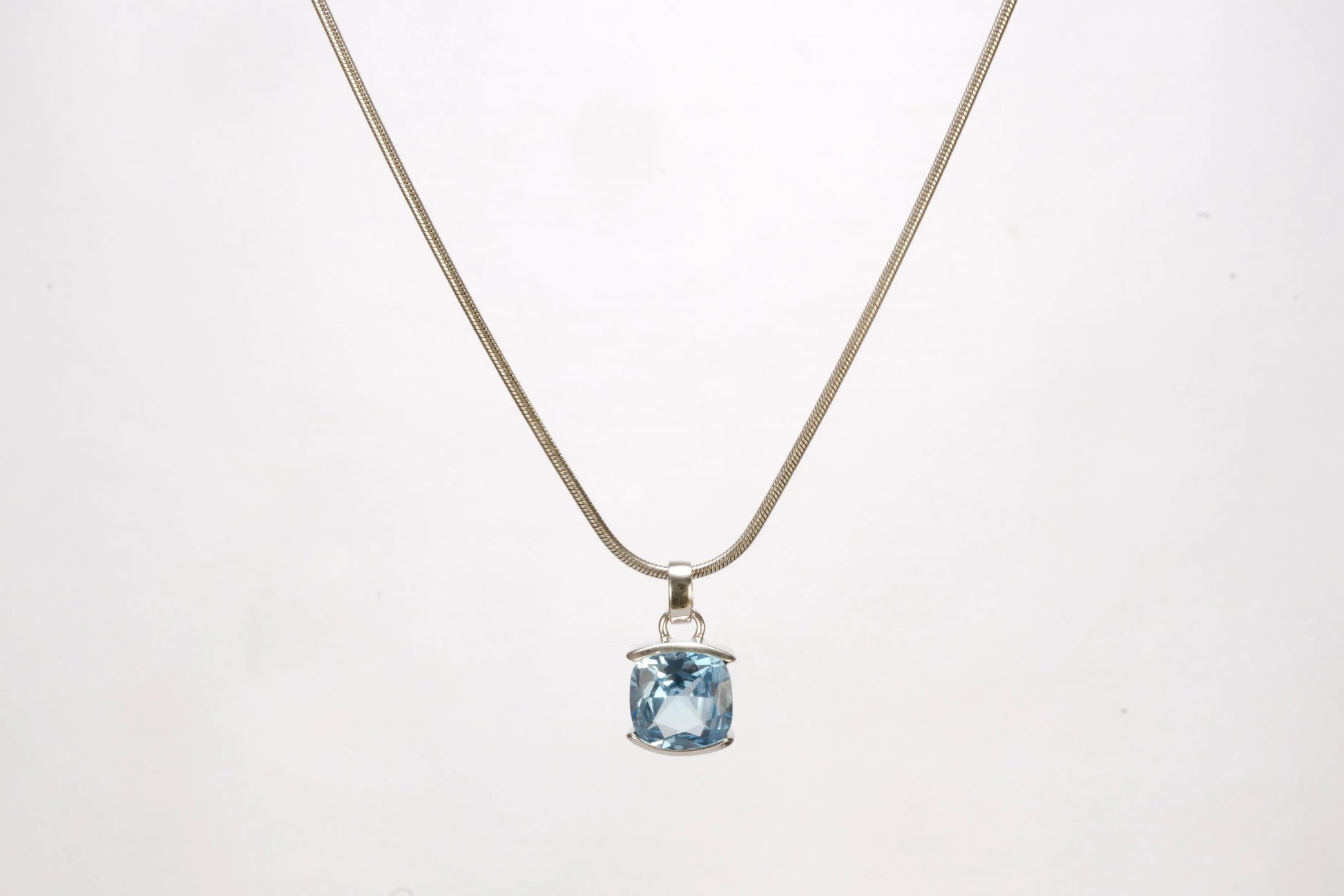 Collier en Argent avec pendentif indépendant avec pierre Bleue style Topaze et chaîne maille serpent Ma boutique