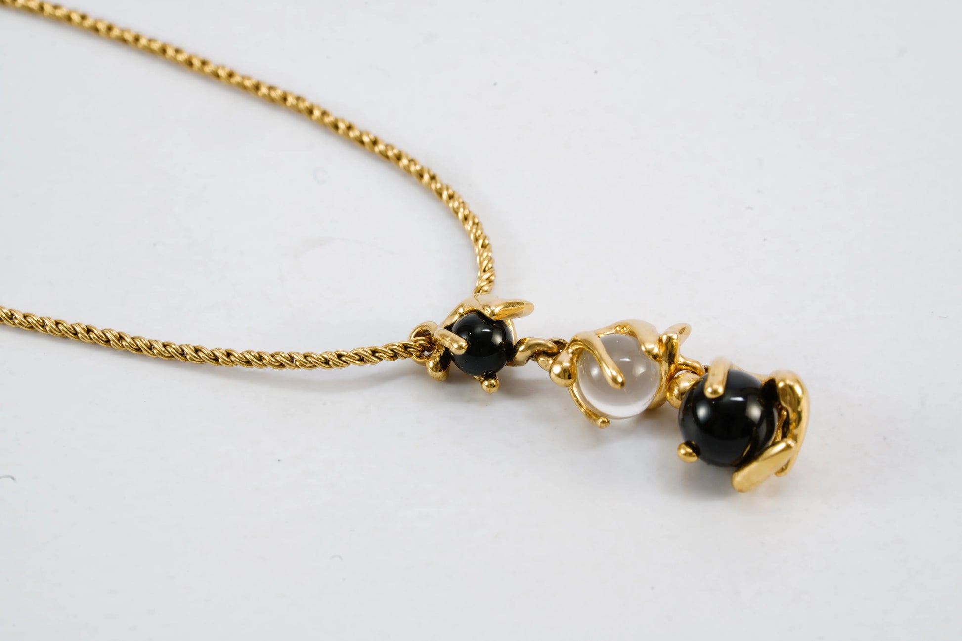 Collier JOURDAN en Plaqué Or avec pierres rondes noires et blanches Ma boutique