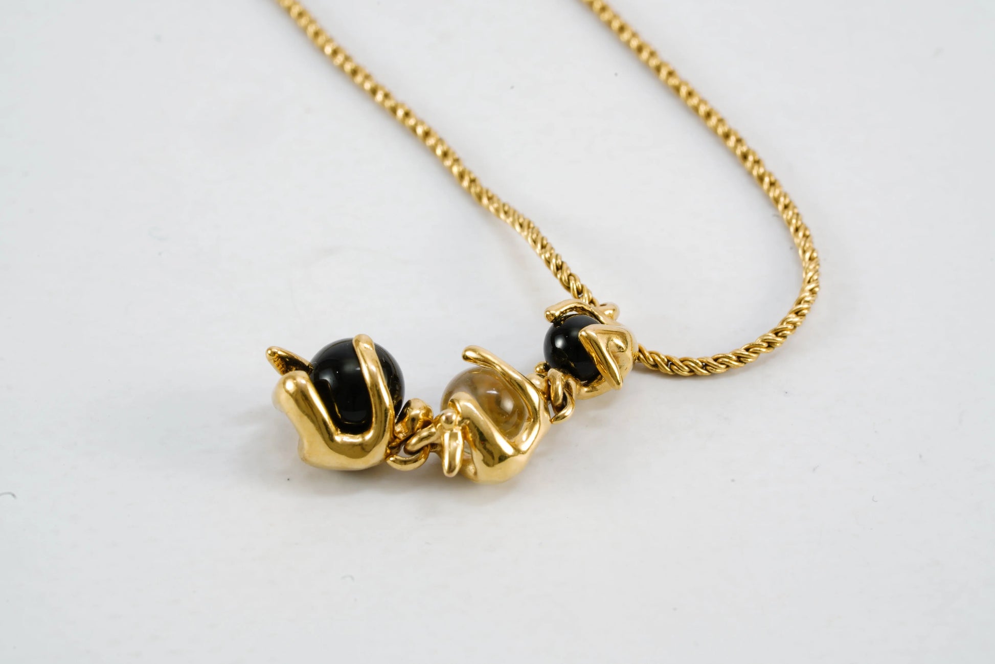 Collier JOURDAN en Plaqué Or avec pierres rondes noires et blanches Ma boutique
