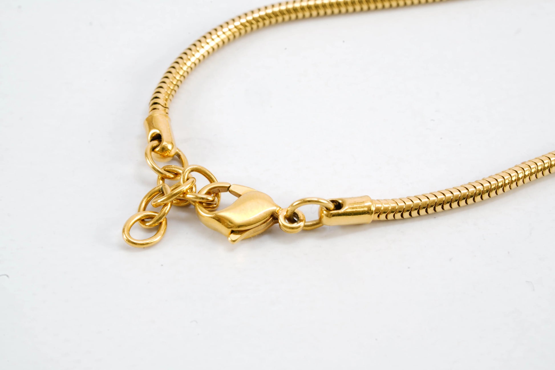 Collier en plaqué or JOURDAN avec motifs humains entrelacés Ma boutique