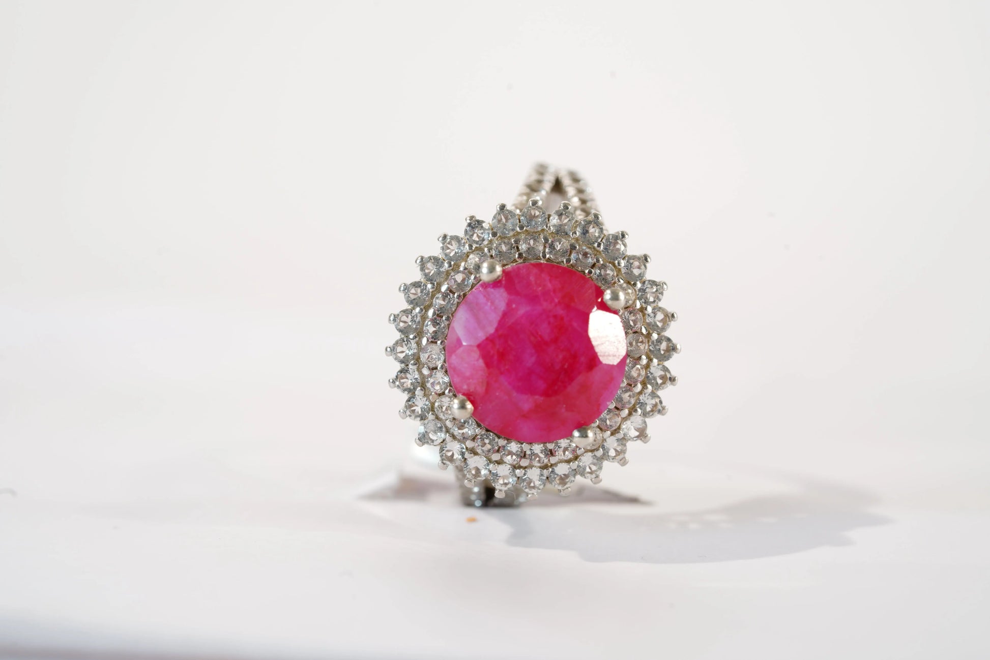 Bague avec Rubis entouré de pierres de Zirconium Ma boutique