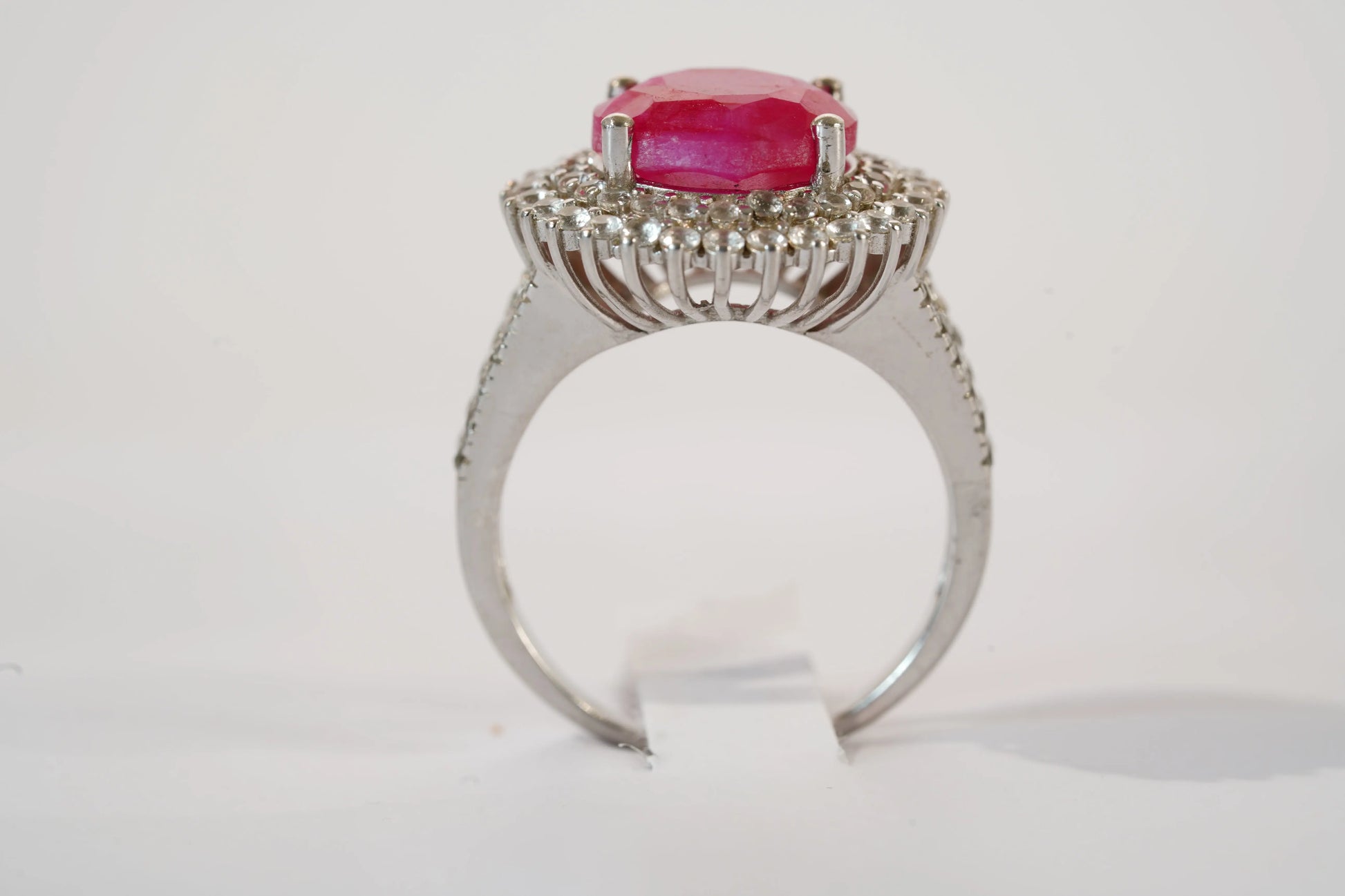 Bague avec Rubis entouré de pierres de Zirconium Ma boutique