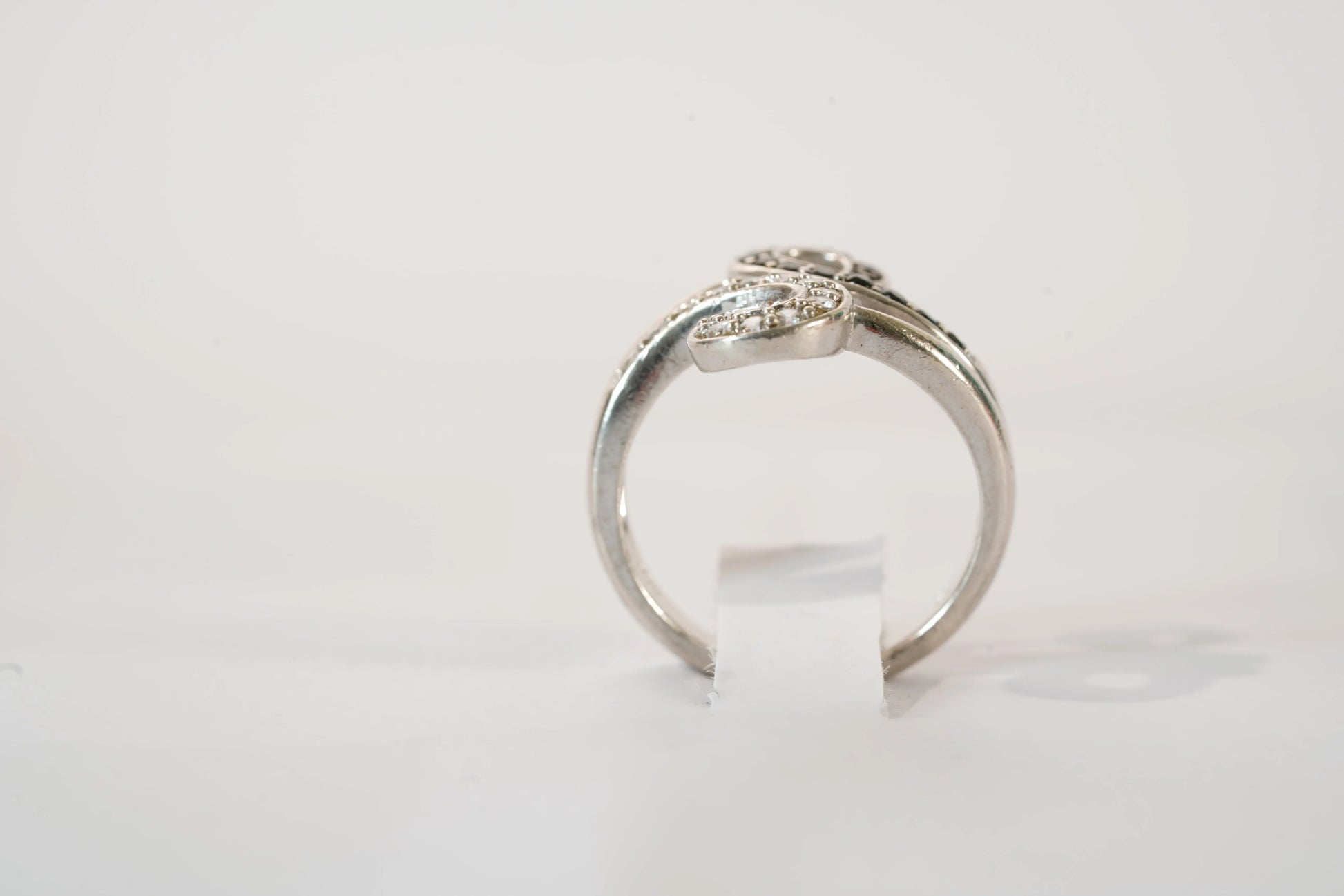 Bague motif avec pierres de Zirconium blanches et noires Ma boutique
