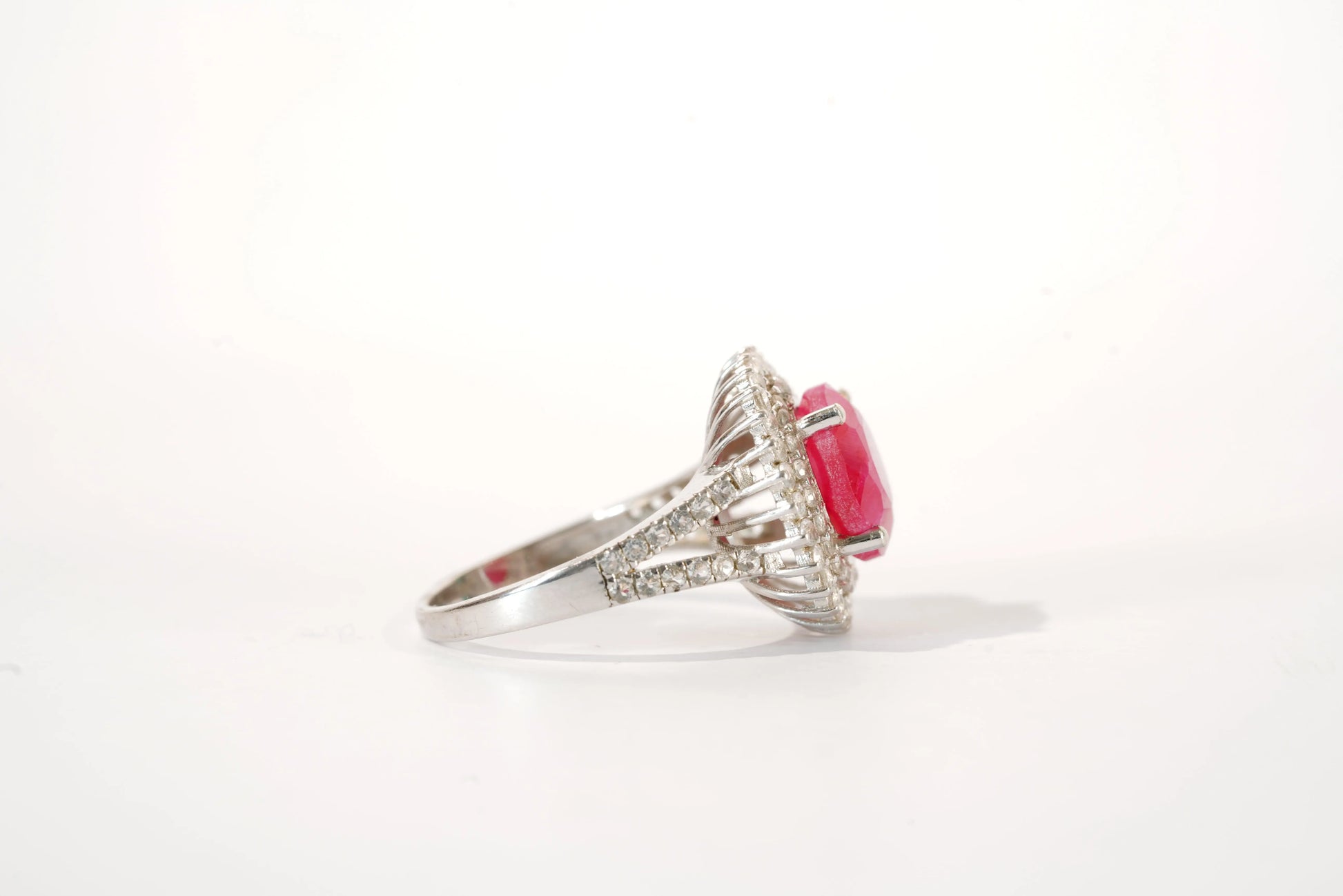 Bague avec Rubis entouré de pierres de Zirconium Ma boutique