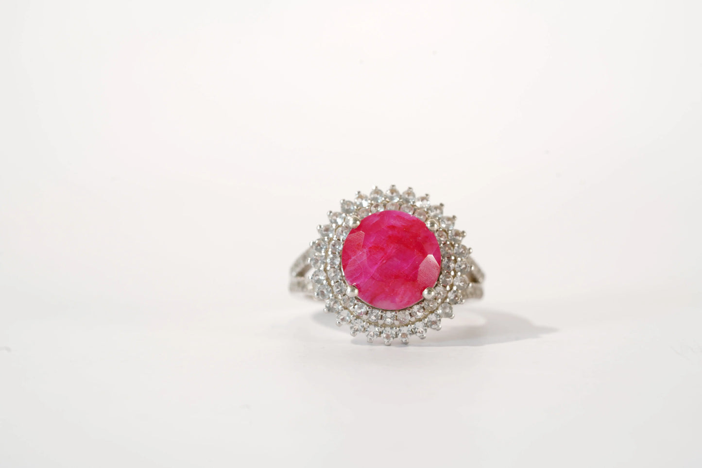 Bague avec Rubis entouré de pierres de Zirconium Ma boutique