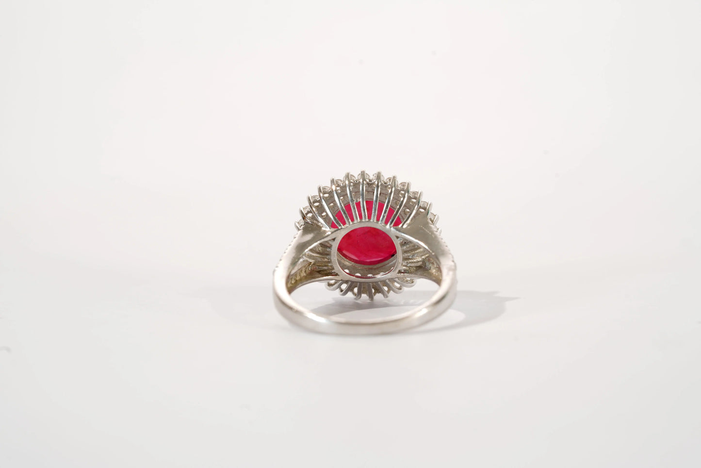 Bague avec Rubis entouré de pierres de Zirconium Ma boutique