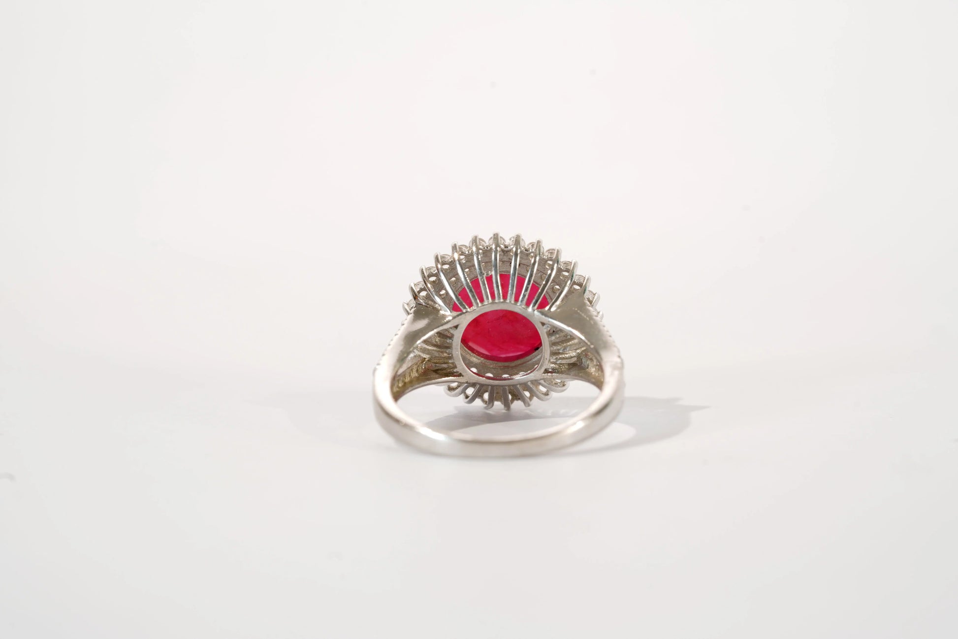 Bague avec Rubis entouré de pierres de Zirconium Ma boutique
