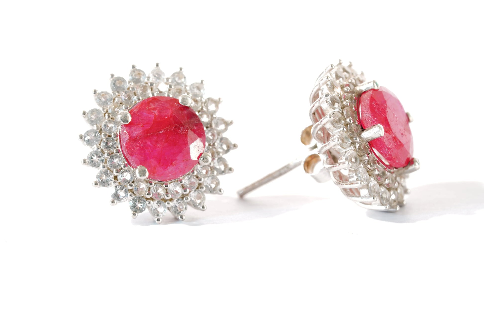Boucle d'oreilles type Clou en Argent avec Rubis entouré de pierres de Zirconium Ma boutique