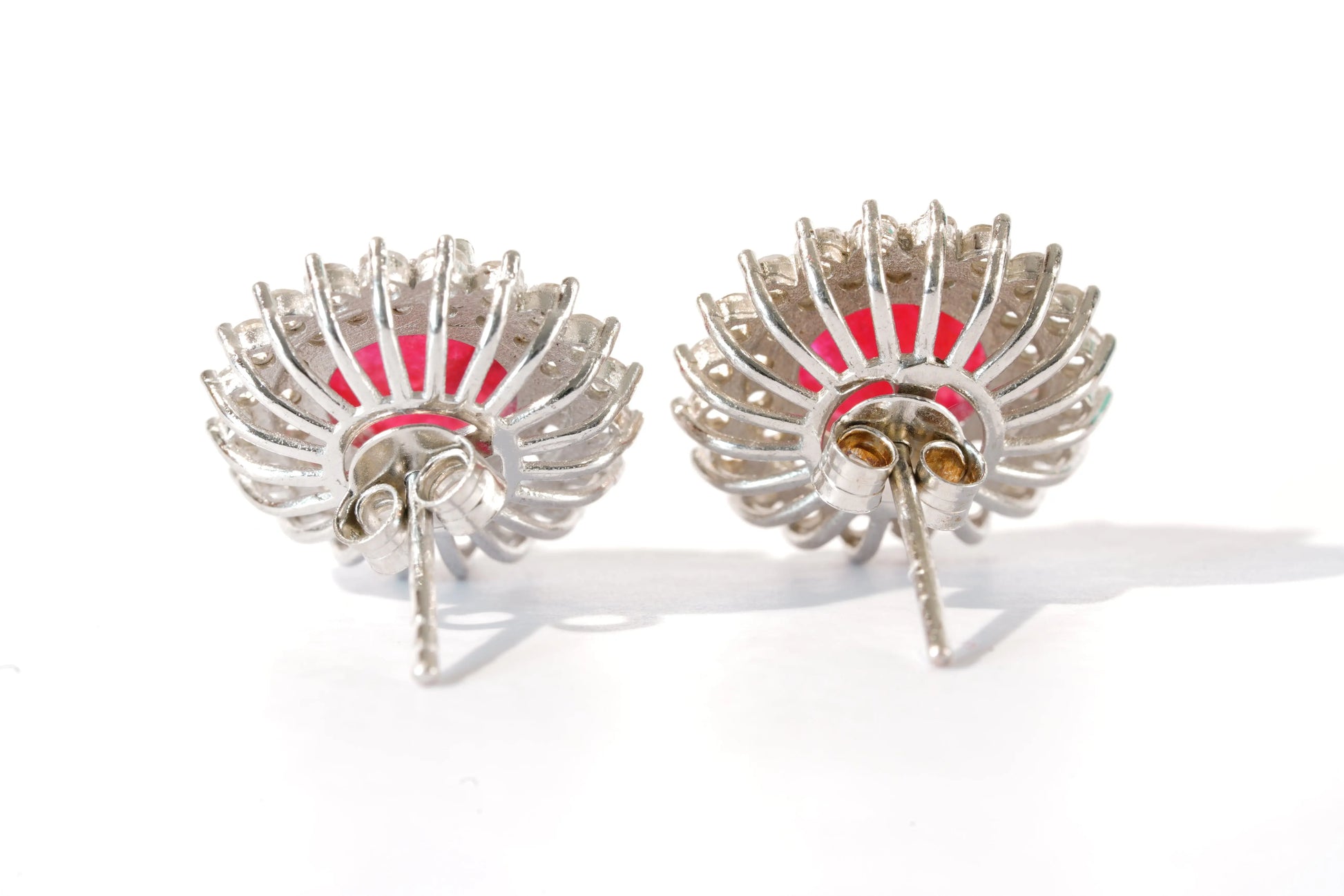 Boucle d'oreilles type Clou en Argent avec Rubis entouré de pierres de Zirconium Ma boutique
