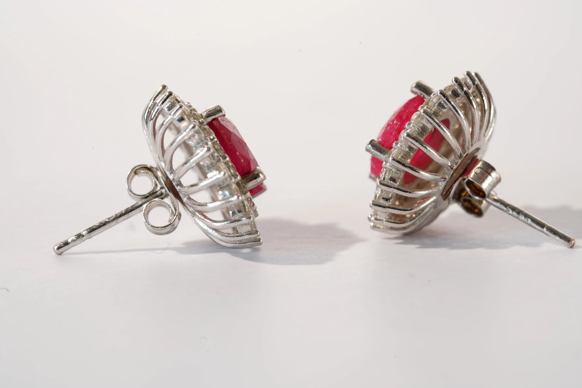 Boucle d'oreilles type Clou en Argent avec Rubis entouré de pierres de Zirconium Ma boutique