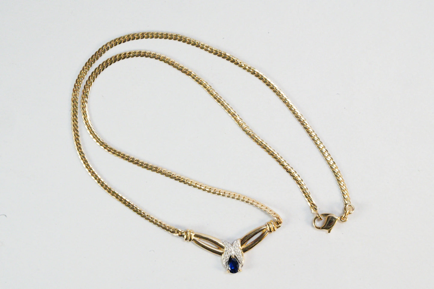 Collier Plaqueé Or maille plate avec pierre bleue imitation Saphir et pierres de Zirconium Ma boutique
