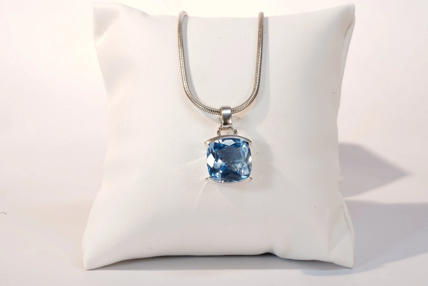 Collier en Argent avec pendentif indépendant avec pierre Bleue style Topaze et chaîne maille serpent Ma boutique