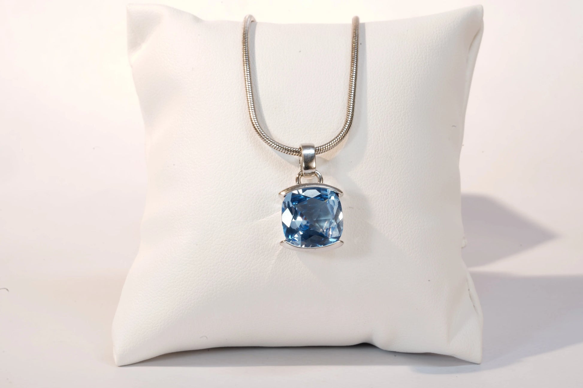 Collier en Argent avec pendentif indépendant avec pierre Bleue style Topaze et chaîne maille serpent Ma boutique
