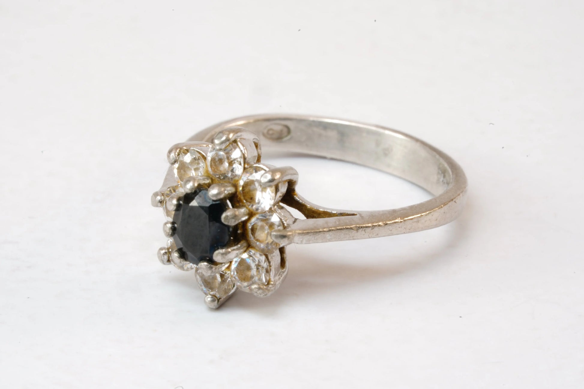 Solitaire forme Marguerite en Argent avec Saphir et Zirconium Ma boutique