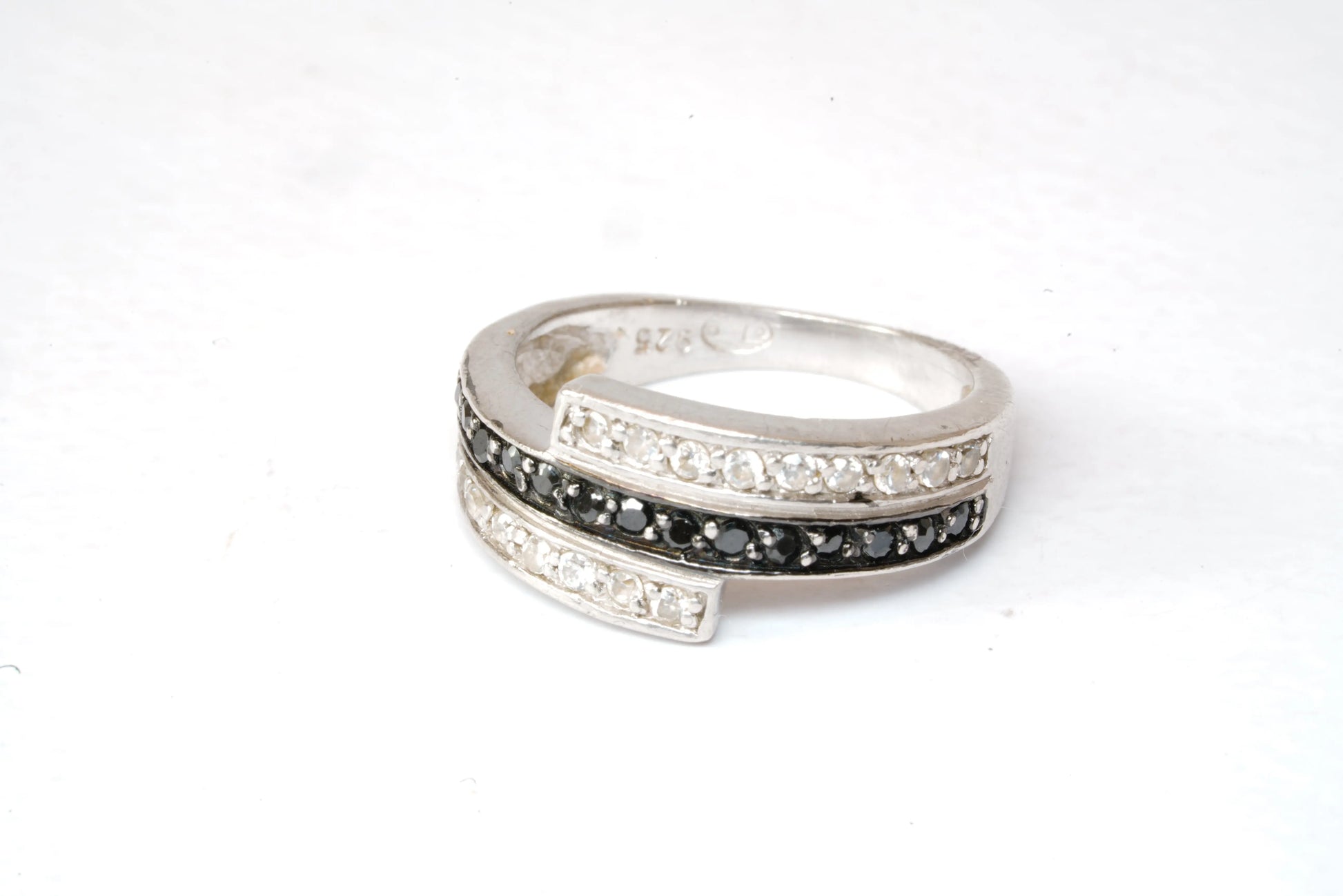Bague en Argent avec pierres de Zirconium blanches et noires Ma boutique