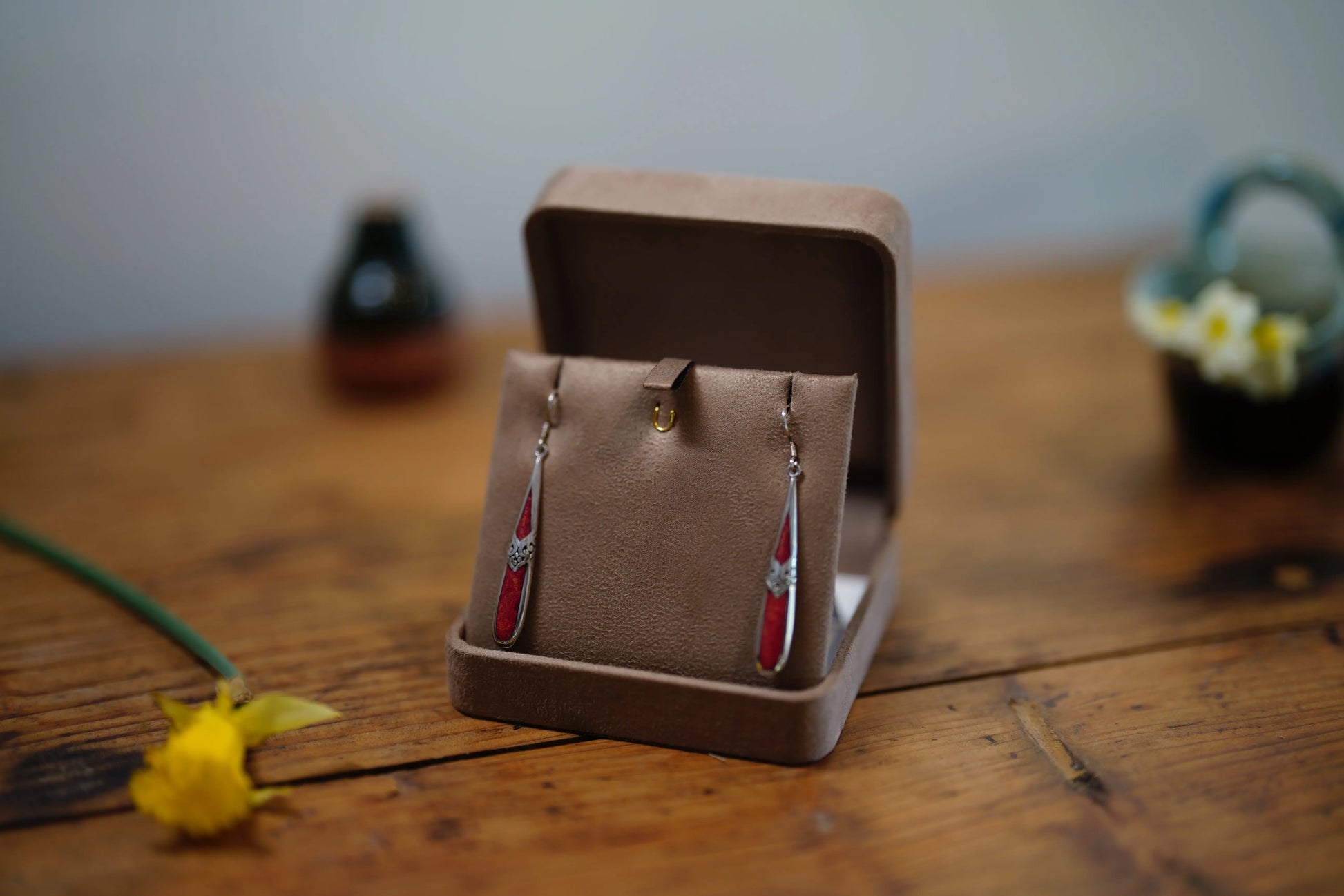 Boîte à Boucles d'oreilles/Collier/Bracelet aspect suédine couleur taupe Max & Lucie